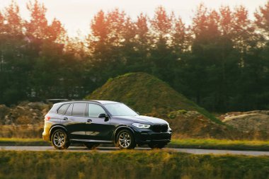 Doğada manzaralı sürüş üzerine SUV