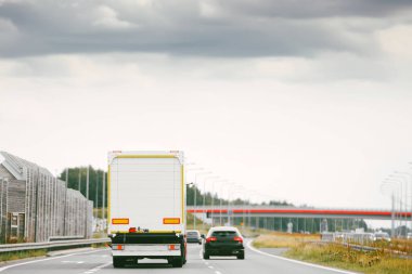 Beyaz kargo kamyonu arkadan görünüşü