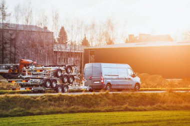 Lojistik minibüsü dışarıda kargo taşıyor.