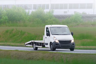 Taşıma aracı toprak yığının yanına park edilmiş.