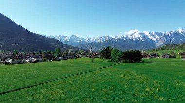 Manzaralı dağlık arazi ve tepelerin insansız hava aracı görüntüsü