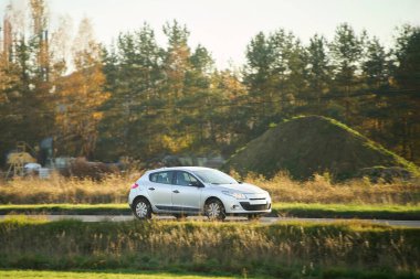 Manzaralı kırsal yolda modern hibrit araba