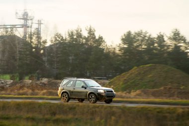 Gün ışığında giden çapraz araç