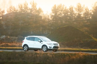 Modern araç doğa arkaplanlı yolda