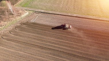 Tarım arazisindeki traktörün tepeden tırnağa görüntüsü