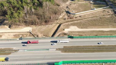 Asfalt yolda modern nakliye kamyonu