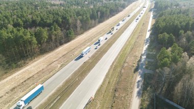 Sakin otoyolda nakliye aracı.