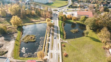 Sonbaharda şehir göleti ve yol manzarası