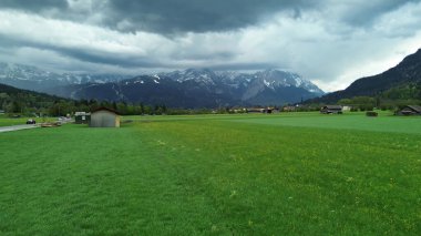 Alp Vadisi manzarasında dramatik bir gökyüzü