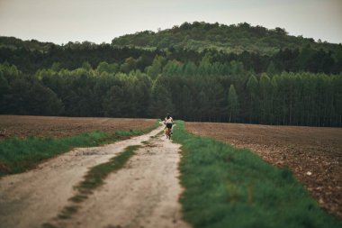Kadın motorcu huzurlu yaz yolculuğunun tadını çıkarıyor.