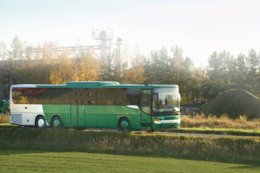 Modern koç kırsal yolda hız yapıyor.