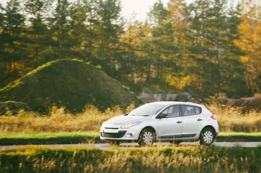 Sonbahar doğasında kompakt çevre dostu araba.