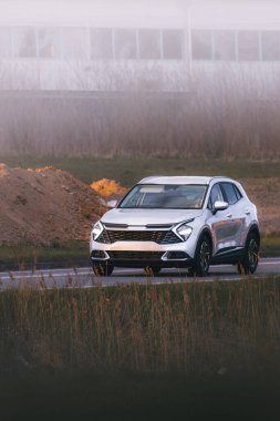 Modern elektrikli cip kırsalda süzülüyor.