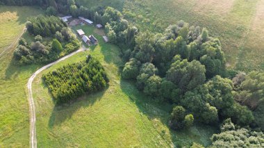 Tarlaları ve dağları olan güzel kırsal alan