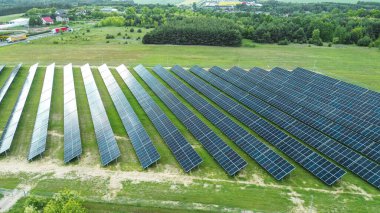 Yeşil enerji güneş enerjisi santrali hava görüntüsü