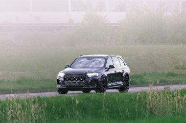 Issız kırsal yolda modern kesişme