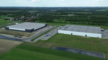 Kırsal alanda büyük bir kargo deposu.