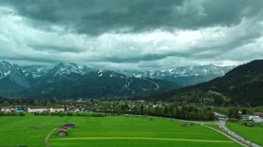 Dağ çiftçiliği arazisindeki geleneksel ahırlar