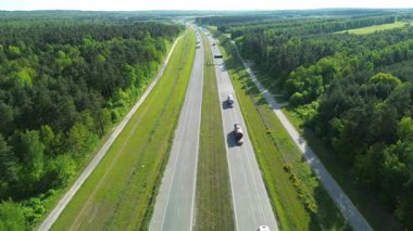 Kırsal orman yolundaki arabaların üst görüntüsü