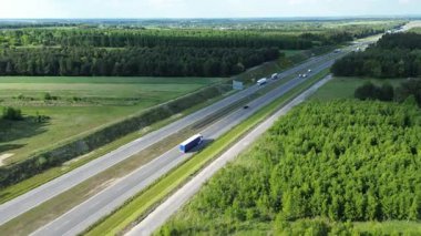 Kırsal taşıma güzergahında sarı yapraklar.