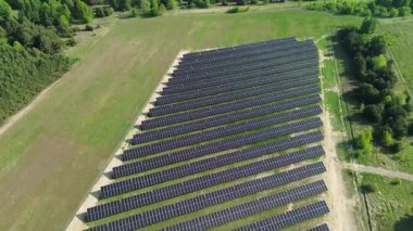 Güneş panelleri üst görünümü olan iki modern ev