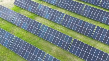 Çatıdaki güneş panelleri temiz enerji üretiyor