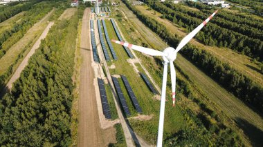 Yenilenebilir enerji rüzgar türbini ve güneş panellerinin hava görüntüsü