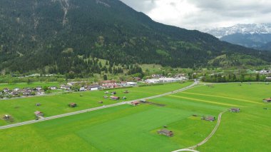 Bavyera çayırları görkemli Alplere götürür