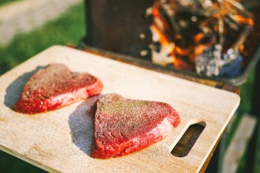 Angus bifteği açık barbekü ateşinin üstünde kızardı.