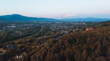 Dağlardaki Yeşil Köy 'ün Hava Görüntüsü