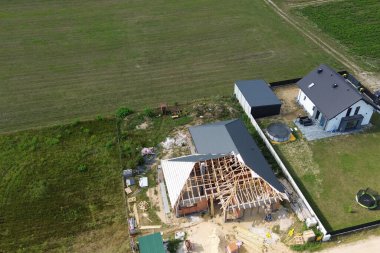 Alandaki evin hava görüntüsü