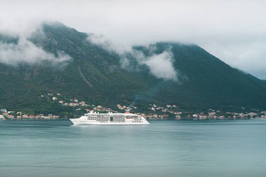Beyaz yolcu gemisi Karadağ 'ın Kotor Körfezi' nde seyahat ediyor