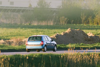 Asfalt şeridinde akıllı kompakt şehir aracı