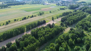 Avrupa kırsal alanları üzerinde altın akşam güneşi ışığı