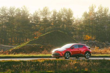 Çevre dostu otomobil dışarıda sürüyor.