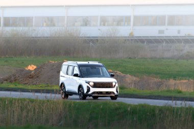 Kırsal otoyolda sıfır emisyon aracı