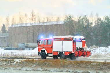 İtfaiye aracı acil çağrıya cevap veriyor.