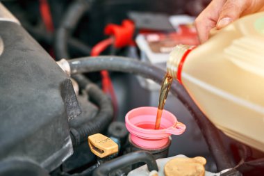 El dolumu motor yağı arabanın kaputunun altında