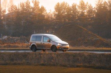 Yoğun asfalt yolda yolcu minivanı