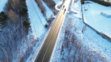 Kışın hava manzaralı kırsal yol karı