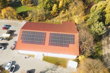 Üst-alt görünüm yerleşim yeri güneş paneli çatısı