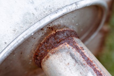 Pasla kaplı egzoz borusu