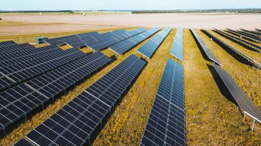 Kırsal çevrede yeşil enerji üreten güneş panelleri