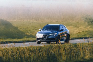 Zarif 4x4 araç doğada seyahat ediyor.