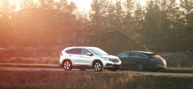 Güneş ışığında kırsal bir yolda SUV