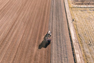 Çiftlik traktörünün hava aracı görüntüsü