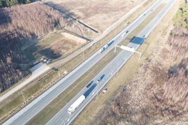 Manzaralı arazide giden bir nakliye kamyonu.