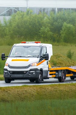 Gece yarısı yol kenarındaki boş kurtarma kamyonu