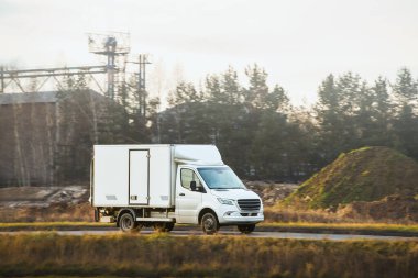 Yoldaki boş beyaz minibüs.