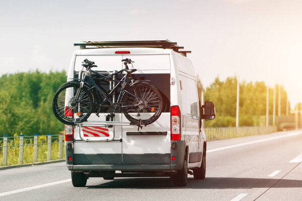 Фургон с велосипедами на спине
